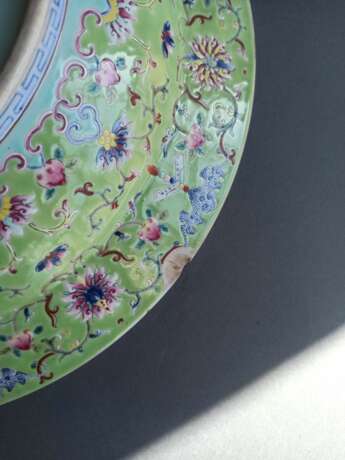 Mintgrüne 'Famille rose'-Platte aus Porzellan mit Lotosdekor und Fledermäuse - Foto 6
