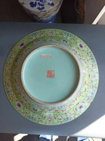 Mintgrüne 'Famille rose'-Platte aus Porzellan mit Lotosdekor und Fledermäuse - photo 7