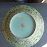 Mintgrüne 'Famille rose'-Platte aus Porzellan mit Lotosdekor und Fledermäuse - фото 7