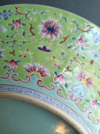 Mintgrüne 'Famille rose'-Platte aus Porzellan mit Lotosdekor und Fledermäuse - Foto 9