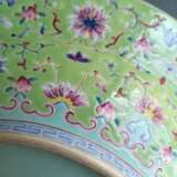 Mintgrüne 'Famille rose'-Platte aus Porzellan mit Lotosdekor und Fledermäuse - photo 9