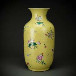 Große Vase aus Porzellan mit gelbem 'Scarffiato'-Grund mit 'Famille rose'-Blüten und Rankwerk