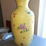 Große Vase aus Porzellan mit gelbem 'Scarffiato'-Grund mit 'Famille rose'-Blüten und Rankwerk - photo 3