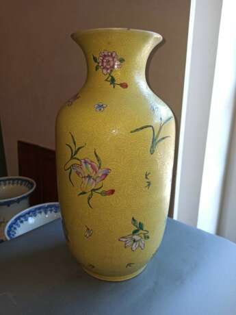 Große Vase aus Porzellan mit gelbem 'Scarffiato'-Grund mit 'Famille rose'-Blüten und Rankwerk - Foto 4