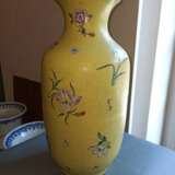 Große Vase aus Porzellan mit gelbem 'Scarffiato'-Grund mit 'Famille rose'-Blüten und Rankwerk - photo 4