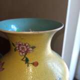 Große Vase aus Porzellan mit gelbem 'Scarffiato'-Grund mit 'Famille rose'-Blüten und Rankwerk - Foto 5