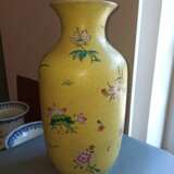 Große Vase aus Porzellan mit gelbem 'Scarffiato'-Grund mit 'Famille rose'-Blüten und Rankwerk - Foto 6
