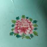 Blütenförmige 'Famille rose' Lotosaschale mit buddhistischen Emblemen auf türkisfarbenem Fond - Foto 5
