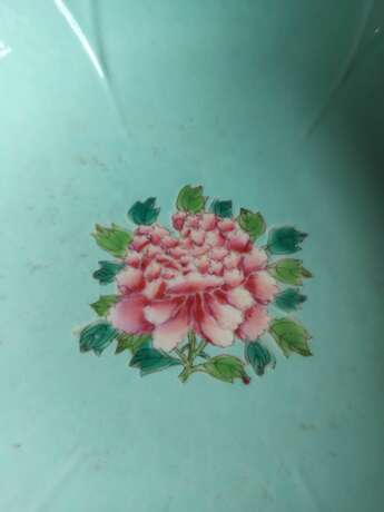 Blütenförmige 'Famille rose' Lotosaschale mit buddhistischen Emblemen auf türkisfarbenem Fond - фото 5