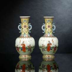 Paar 'Famille rose' Vasen mit seitlichen Handhaben und Dekor von Knaben