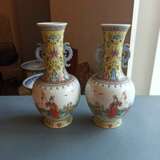 Paar 'Famille rose' Vasen mit seitlichen Handhaben und Dekor von Knaben - photo 3