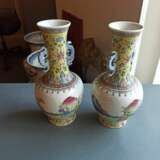 Paar 'Famille rose' Vasen mit seitlichen Handhaben und Dekor von Knaben - Foto 4