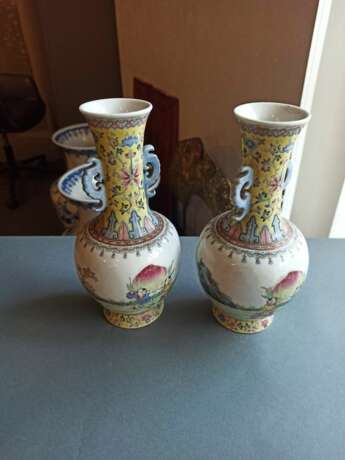 Paar 'Famille rose' Vasen mit seitlichen Handhaben und Dekor von Knaben - Foto 4