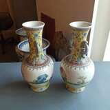 Paar 'Famille rose' Vasen mit seitlichen Handhaben und Dekor von Knaben - фото 5
