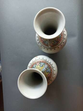 Paar 'Famille rose' Vasen mit seitlichen Handhaben und Dekor von Knaben - Foto 7