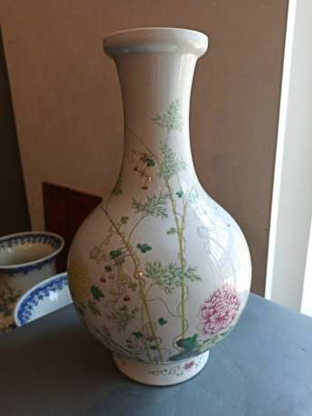 Feine 'Famille rose'-Vase aus Porzellan mit Dekor von Pfingstrose, Kalebassen und Bambus - Foto 3