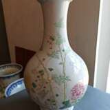 Feine 'Famille rose'-Vase aus Porzellan mit Dekor von Pfingstrose, Kalebassen und Bambus - photo 3