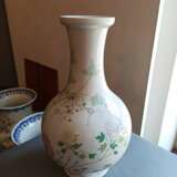 Feine 'Famille rose'-Vase aus Porzellan mit Dekor von Pfingstrose, Kalebassen und Bambus - photo 4