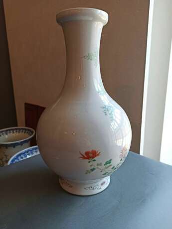 Feine 'Famille rose'-Vase aus Porzellan mit Dekor von Pfingstrose, Kalebassen und Bambus - Foto 5