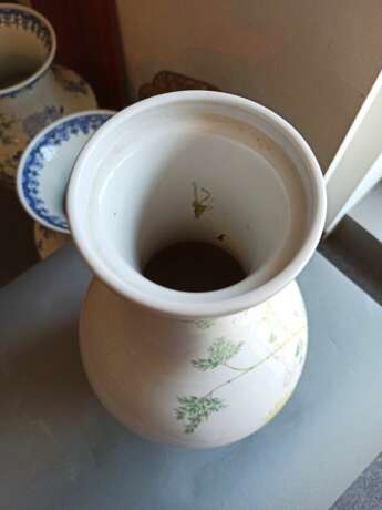 Feine 'Famille rose'-Vase aus Porzellan mit Dekor von Pfingstrose, Kalebassen und Bambus - photo 6