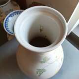 Feine 'Famille rose'-Vase aus Porzellan mit Dekor von Pfingstrose, Kalebassen und Bambus - Foto 6