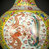 Große Drachen-Phönix-Vase aus Porzellan mit gelbem Fond - фото 7
