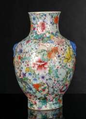 'Famille rose'-Vase mit 'Mille fleur'-Dekor und seitlichen Masken-Handhaben