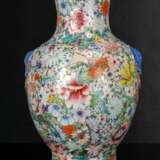 'Famille rose'-Vase mit 'Mille fleur'-Dekor und seitlichen Masken-Handhaben - фото 1