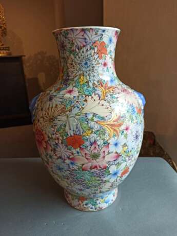 'Famille rose'-Vase mit 'Mille fleur'-Dekor und seitlichen Masken-Handhaben - Foto 3