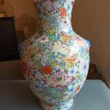 'Famille rose'-Vase mit 'Mille fleur'-Dekor und seitlichen Masken-Handhaben - photo 3