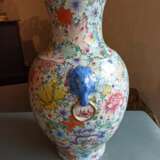 'Famille rose'-Vase mit 'Mille fleur'-Dekor und seitlichen Masken-Handhaben - photo 4