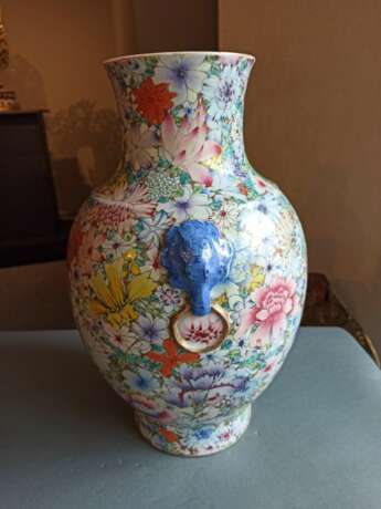 'Famille rose'-Vase mit 'Mille fleur'-Dekor und seitlichen Masken-Handhaben - фото 4
