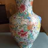 'Famille rose'-Vase mit 'Mille fleur'-Dekor und seitlichen Masken-Handhaben - photo 5