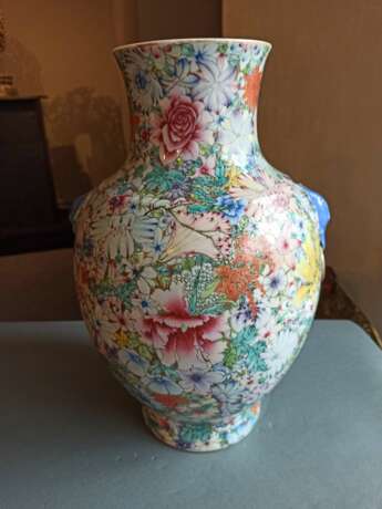 'Famille rose'-Vase mit 'Mille fleur'-Dekor und seitlichen Masken-Handhaben - Foto 5