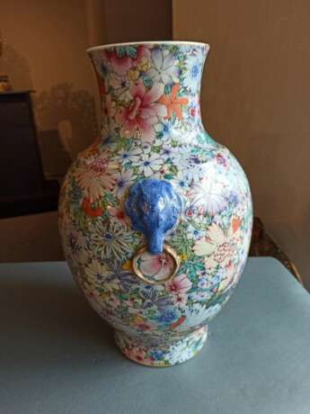 'Famille rose'-Vase mit 'Mille fleur'-Dekor und seitlichen Masken-Handhaben - Foto 6