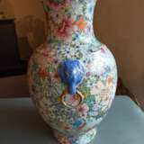 'Famille rose'-Vase mit 'Mille fleur'-Dekor und seitlichen Masken-Handhaben - photo 6