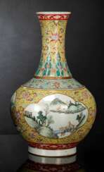 'Famille rose'-Vase mit Landschaftsreserven und Blütendekor