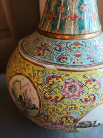 'Famille rose'-Vase mit Landschaftsreserven und Blütendekor - photo 4