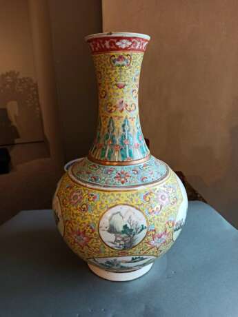 'Famille rose'-Vase mit Landschaftsreserven und Blütendekor - photo 5