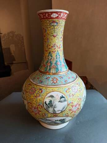 'Famille rose'-Vase mit Landschaftsreserven und Blütendekor - photo 7