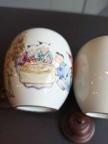 Paar 'Famille rose'-Becher aus Porzellan mit Dekor von spielenden Knaben und mit Holzdeckel - photo 3