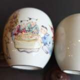 Paar 'Famille rose'-Becher aus Porzellan mit Dekor von spielenden Knaben und mit Holzdeckel - photo 3