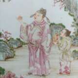 Feine Porzellantafel mit Gedicht und Darstellung vom Cui Zongzhi als Gelehrter der Tang-Zeit im Stil von Tang Ying (1682-1756) - photo 4