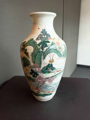 Vase aus Porzellan mit 'Famille rose'-Dekor - photo 3