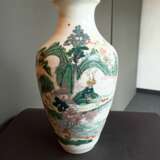Vase aus Porzellan mit 'Famille rose'-Dekor - фото 3