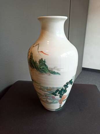 Vase aus Porzellan mit 'Famille rose'-Dekor - фото 4
