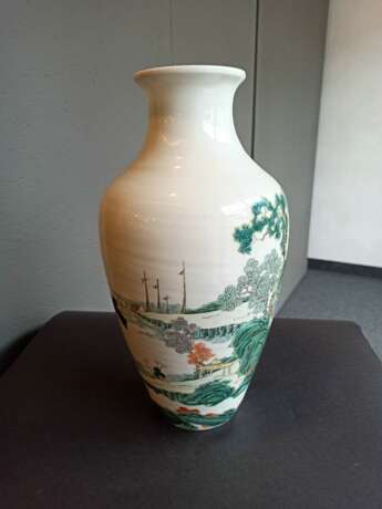 Vase aus Porzellan mit 'Famille rose'-Dekor - Foto 5