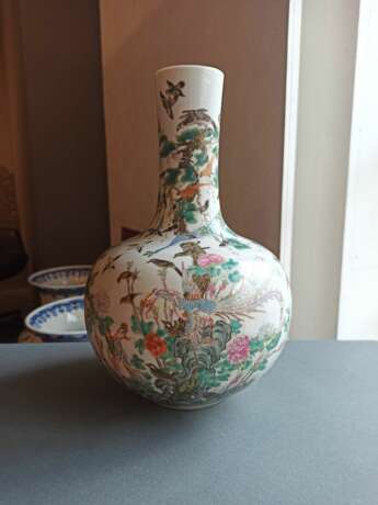 Feine 'Famille rose'-Flaschenvase aus Porzellan mit verschiedenen Vögeln und Phönixpaar zwischen Päonien, Kiefer und Felsen - photo 3