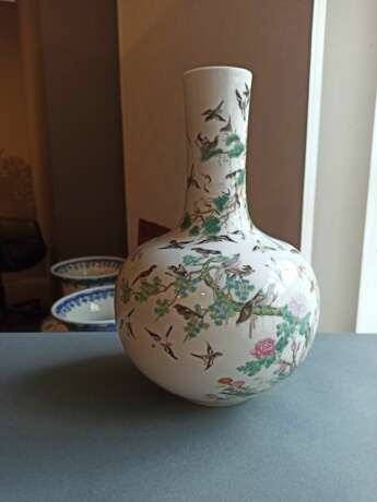 Feine 'Famille rose'-Flaschenvase aus Porzellan mit verschiedenen Vögeln und Phönixpaar zwischen Päonien, Kiefer und Felsen - фото 4