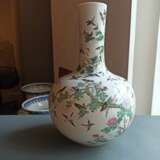 Feine 'Famille rose'-Flaschenvase aus Porzellan mit verschiedenen Vögeln und Phönixpaar zwischen Päonien, Kiefer und Felsen - Foto 4